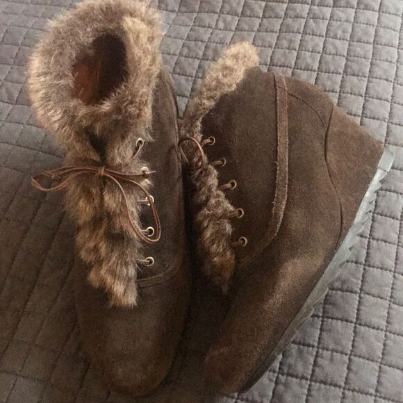 EUC Earthies faux fur lined wedges - Picture 3 of 5